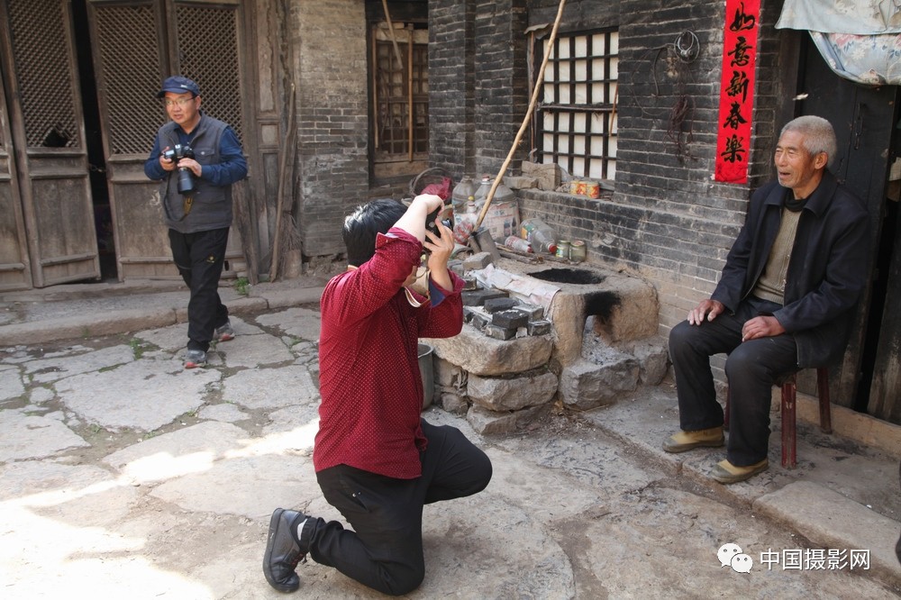 俩老人无私倒大米入河，善举温暖人心