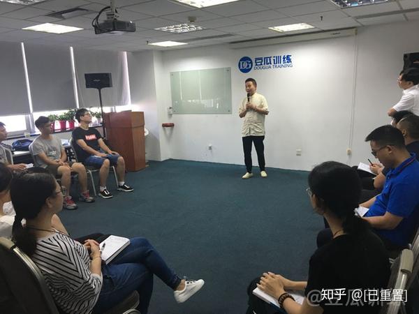 克服职场开会紧张情绪，掌握公开表达技巧