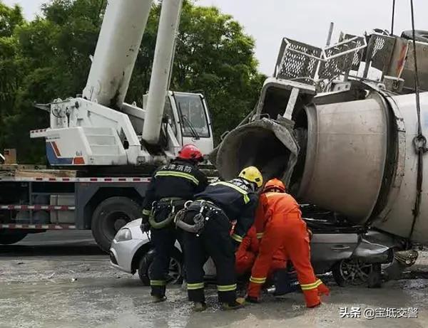 生死时速，三车十秒紧急让路，生命通道瞬间开辟