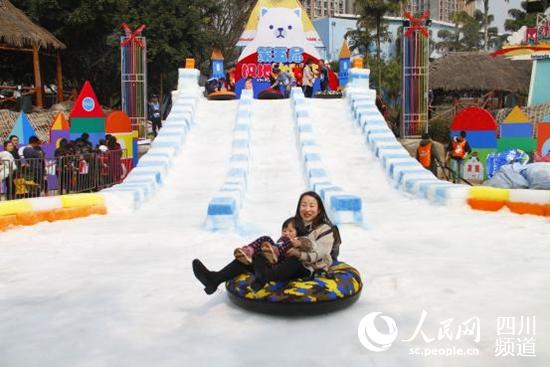 哈尔滨长冰滑梯体验，冰雪奇缘的冒险之旅