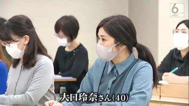 职场妈妈面临挑战，女子拒哺乳期通勤4小时上班遭解雇引热议