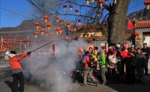 今年春节，多地燃放烟花的欢乐与期待