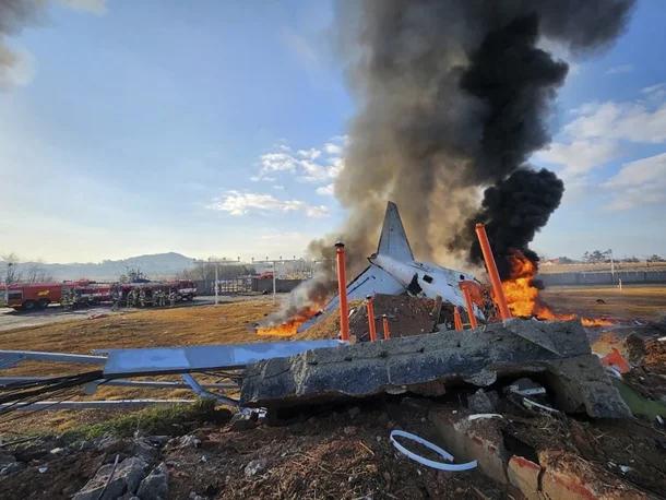 韩国空难机场跑道尽头之谜，探究围墙背后的原因与意义