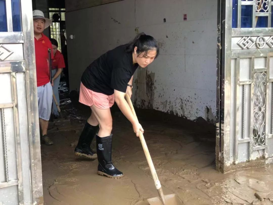 地震中的英勇教师，冲进厕所救娃，无私之举闪耀人性光辉