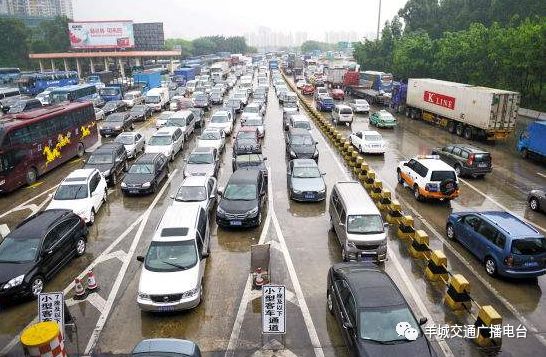 返乡路上的第一台车，拥堵中的选择与担当