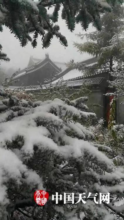 北京佛爷顶雪花纷飞开启冬日模式