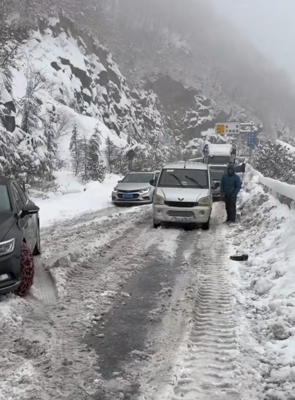 河南暴雪被困车主的坚韧与互助，挑战中的生存故事