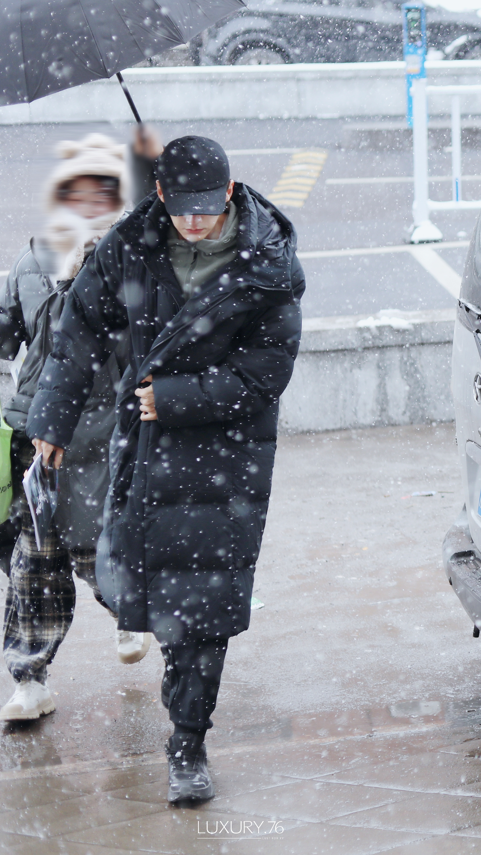 横店抢雪，短剧剧组春节的坚守与拼搏