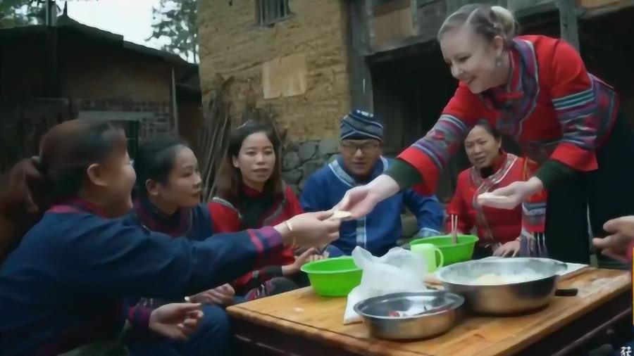 女子过年给姥爷庆生遭遇掀桌尴尬瞬间