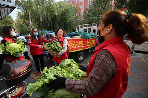 婆婆徒步灾区送爱心之旅，一筐菜传递温暖与关怀