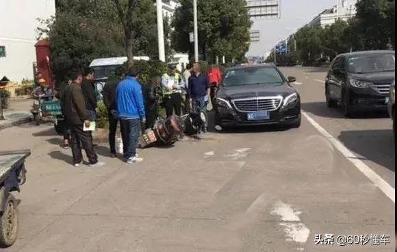 父亲横穿马路引发悲剧，父子遭遇车祸离世