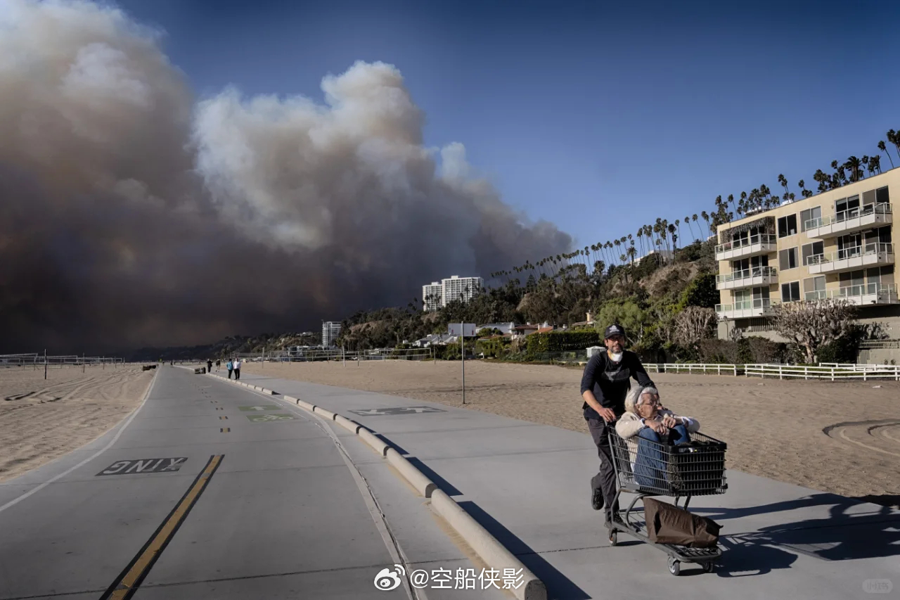 洛杉矶山火后的雨倾，终结九个月的期盼