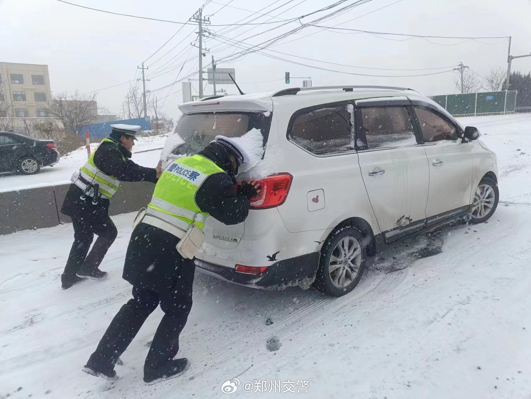 济南暴雪中的暖心推车侠，众志成城的力量闪耀时刻