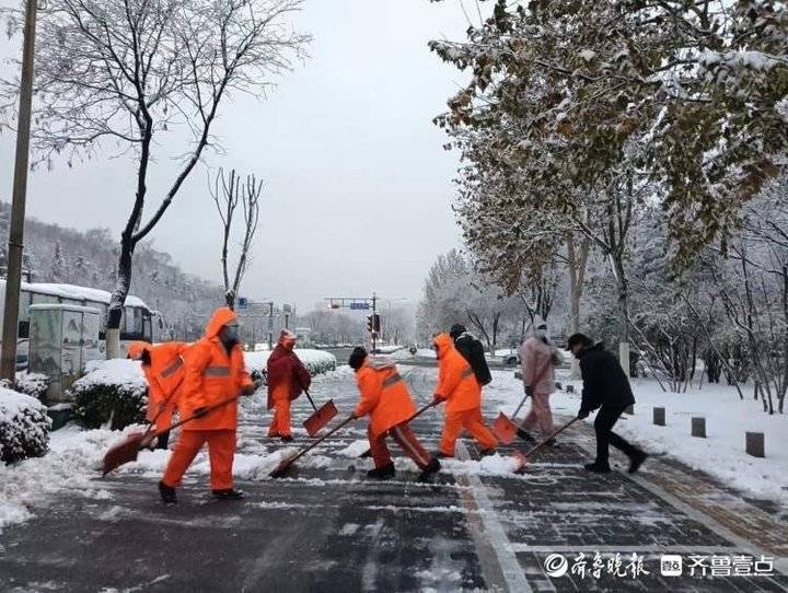 济南清雪除冰，城市守护者辛勤付出保畅通