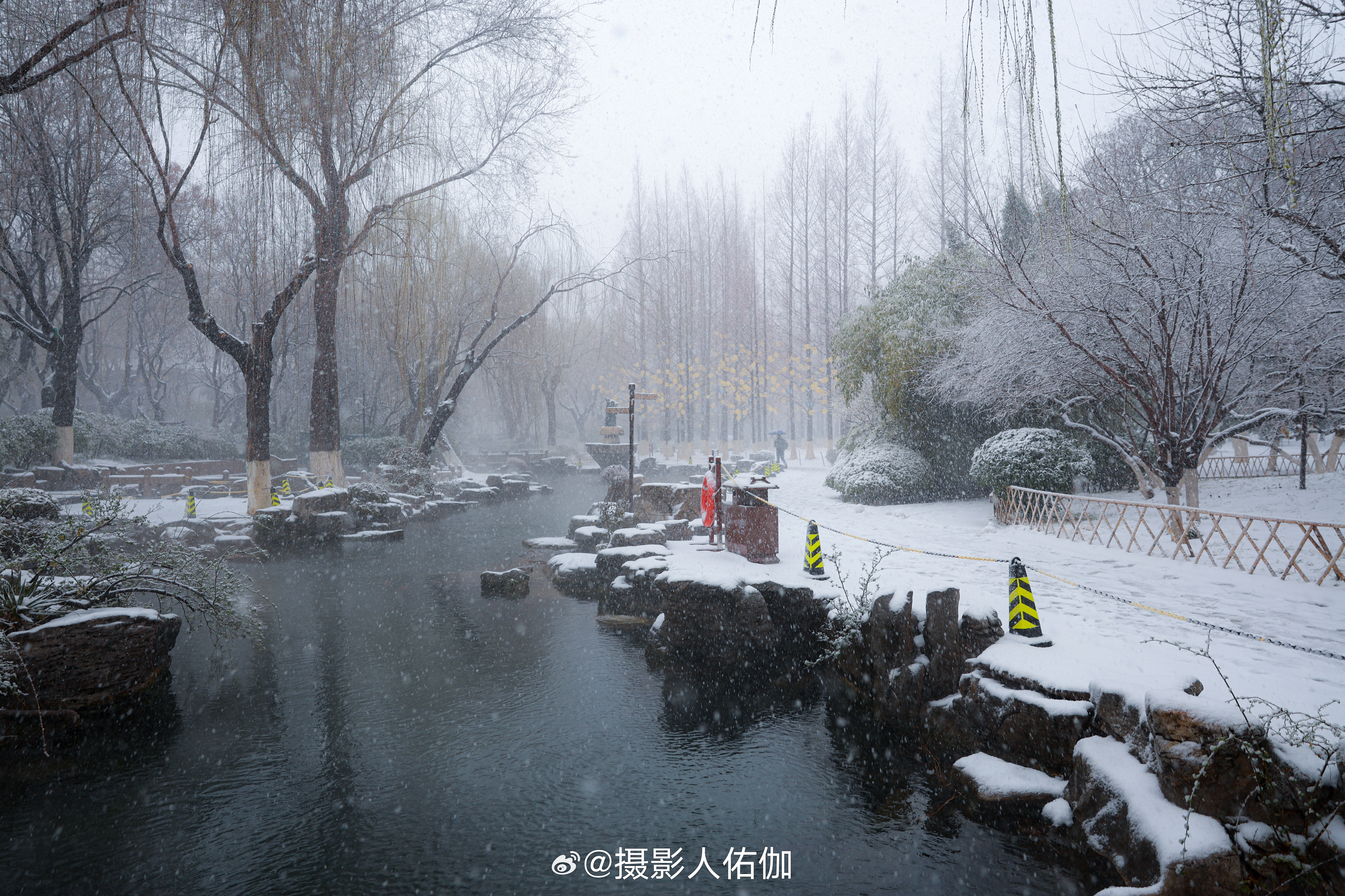 济南雪景，大暴雪绘就的壮丽画卷，大明湖银装素裹，城市新貌惊艳亮相