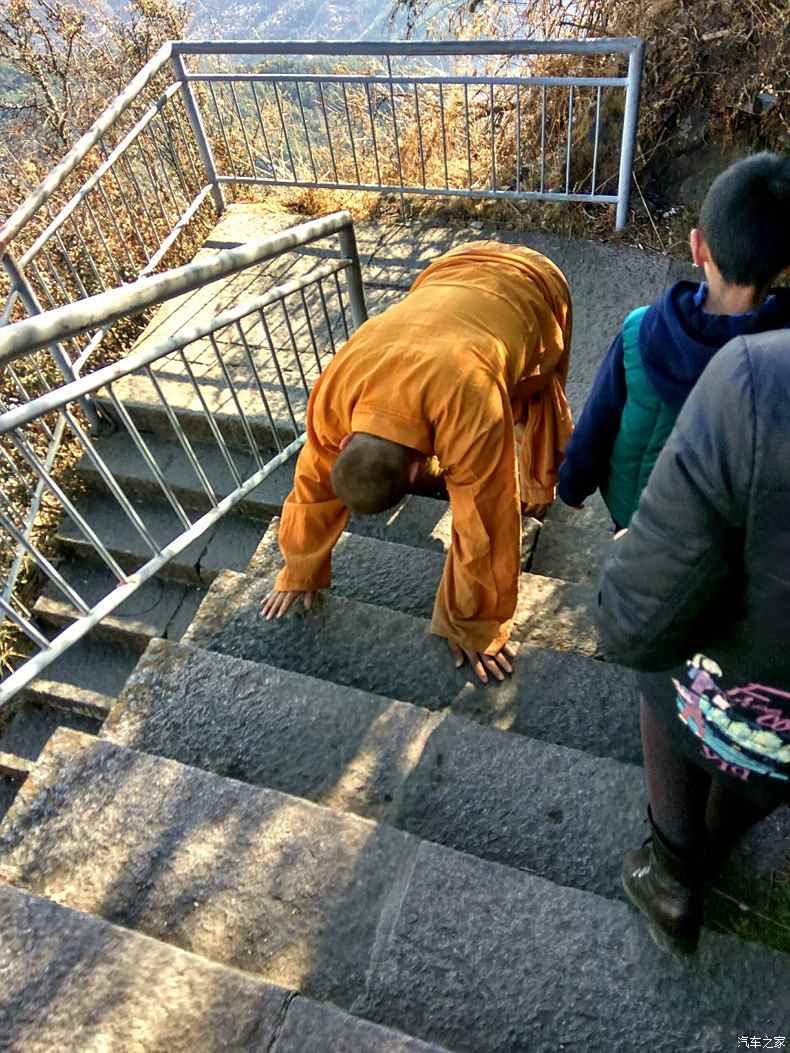 苦行僧三步一拜与男孩捡橘获糖温暖瞬间