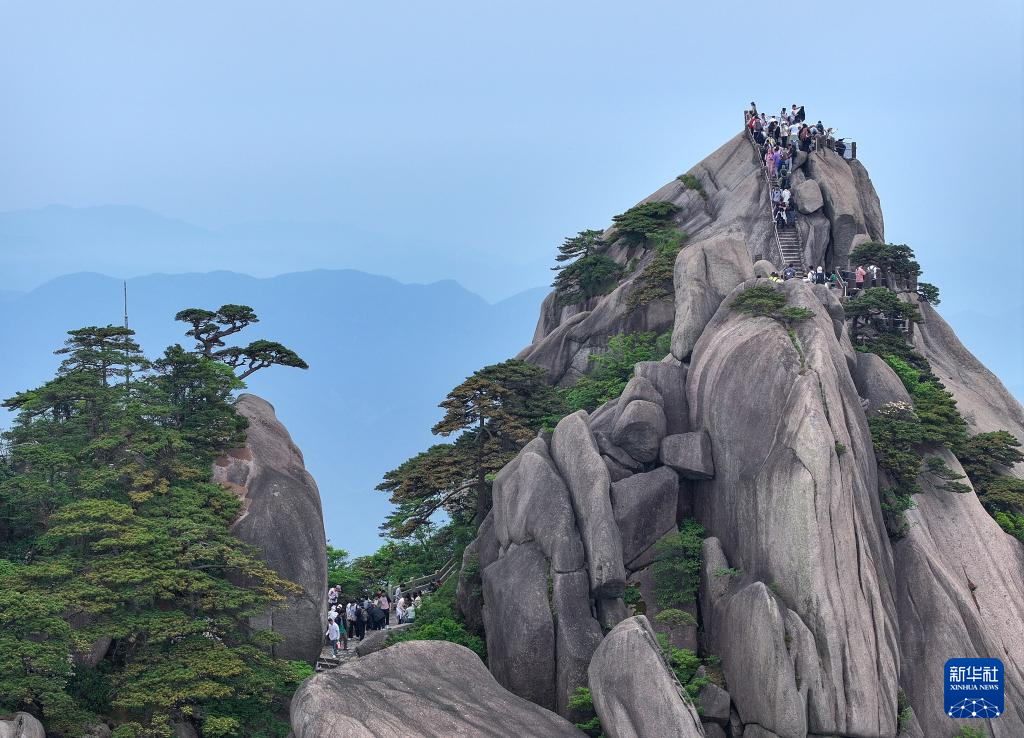 男子杭州太子山意外拍摄到黄山美景，时空视觉交汇的奇迹