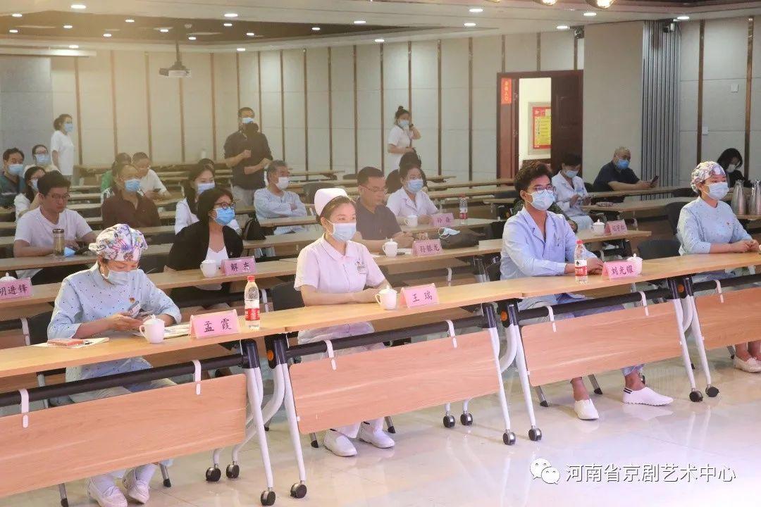 河南人大代表发言被掌声打断背后的深层意义与反思