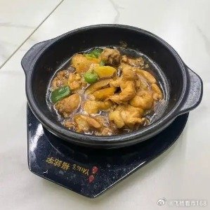 外卖小哥提醒避雷黄焖鸡，食品安全与消费者警惕性的思考