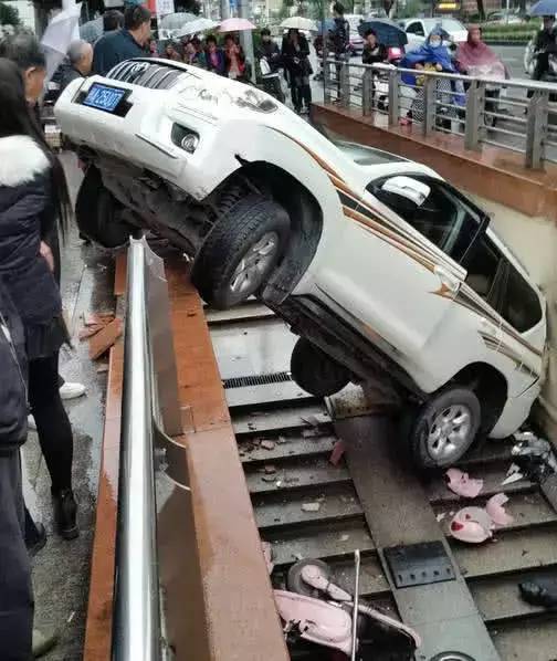 女子挂空挡踩油门吓跑对面桌朋友