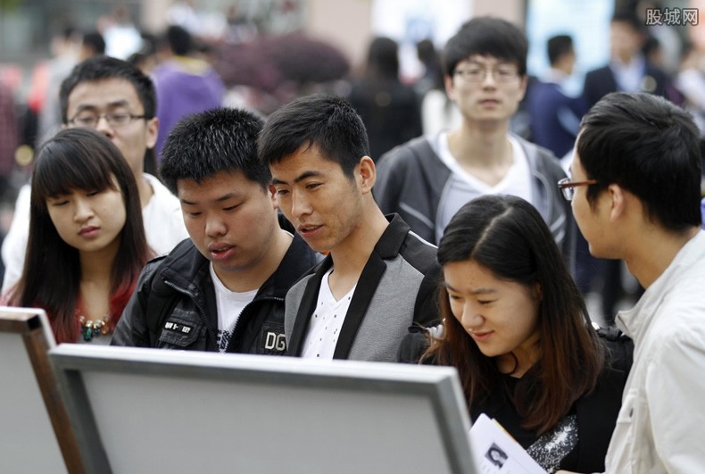 大学生求职遭遇，月薪八千却反欠两万七的困境与反思