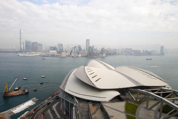 李嘉诚拟售港口资产引美财团关注，香港两任特首及梁振英言论背后的信号解读